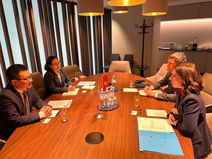 Đại sứ Việt Nam tại Áo Vũ Lê Thái Hoàng (trái) làm việc với bà Amelie Gross, Phó Chủ tịch Phòng Kinh tế liên bang Áo (WKÖ) và ông Stefan Stantejsky (Ảnh: Thương vụ Việt Nam tại Áo)