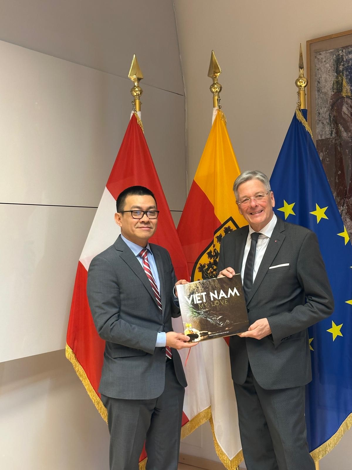 Đại sứ Vũ Lê Thái Hoàng chào xã giao Thủ hiến bang Carinthia và làm việc với doanh nghiệp địa phương