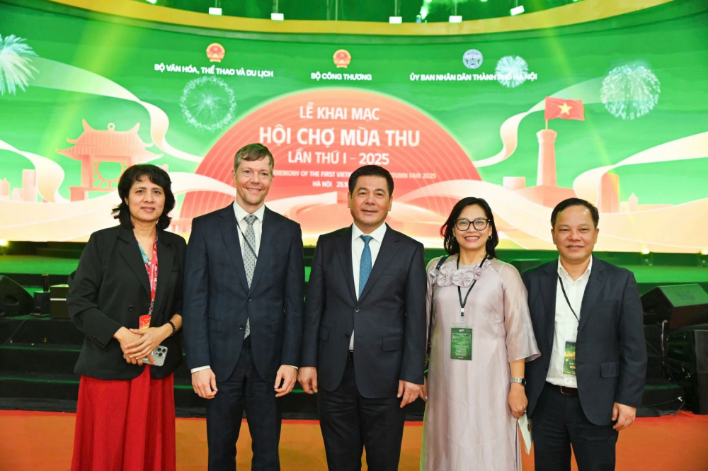 Bộ trưởng Nguyễn Hồng Diên gặp gỡ các đối tác quốc tế tại Hội chợ Mùa Thu lần thứ nhất - 2025