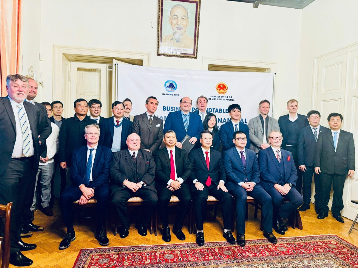Các đại biểu thành phố Đà Nẵng và CH Áo chụp ảnh lưu niệm