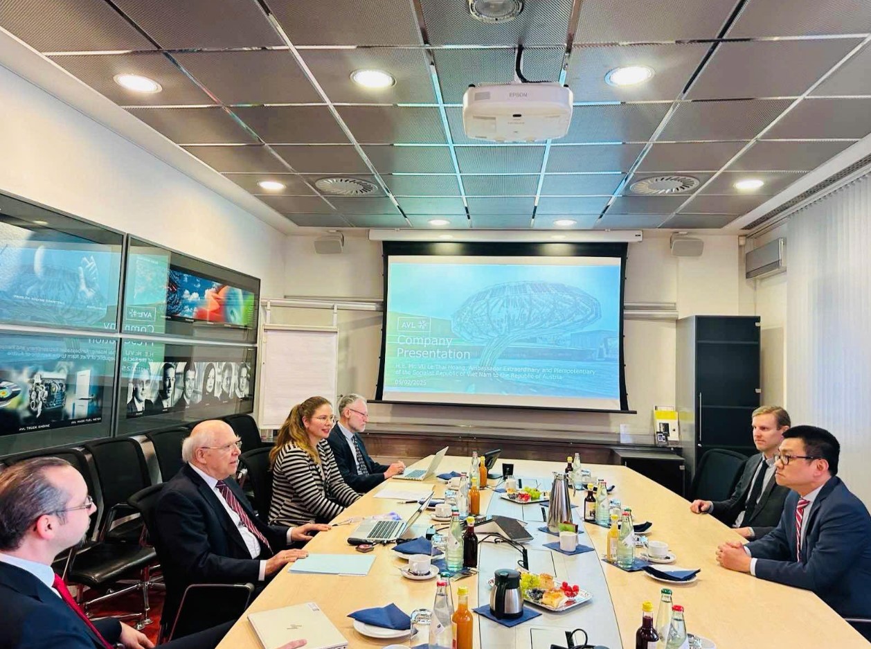 Đại sứ quán Việt Nam thăm và làm việc với các công ty tại Graz, Áo